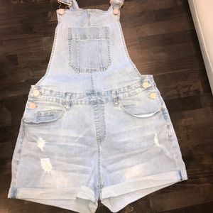 Overall jean shorts - distressed look